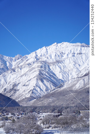 白雪皚皚的白馬村和北阿爾卑斯山 134252440