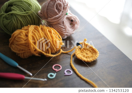 用於手工和項目的毛線球和編織針 134253120