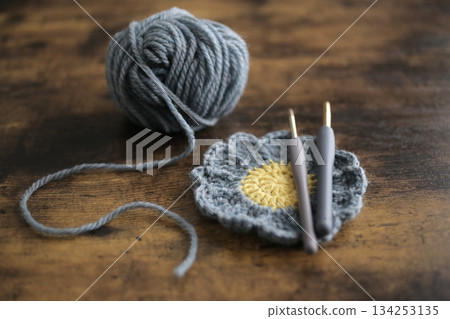 用於手工和項目的毛線球和編織針 134253135