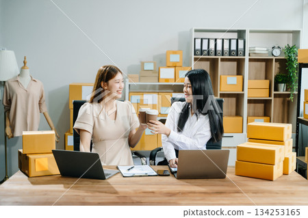 Starting small businesses SME owners, two check online orders Selling products working with boxs freelance work Starting small businesses SME owners, two check online orders Selling products working with boxs freelance work 134253165