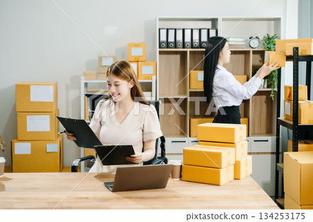 Starting small businesses SME owners, two check online orders Selling products working with boxs freelance work Starting small businesses SME owners, two check online orders Selling products working with boxs freelance work 134253175