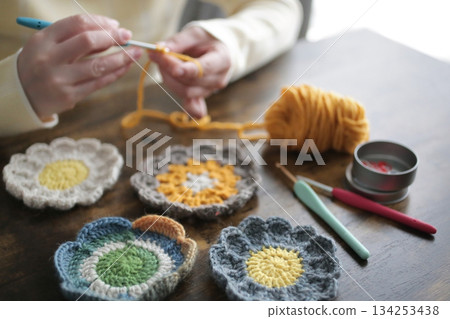 一位婦女的雙手和她用羊毛編織的作品 134253438