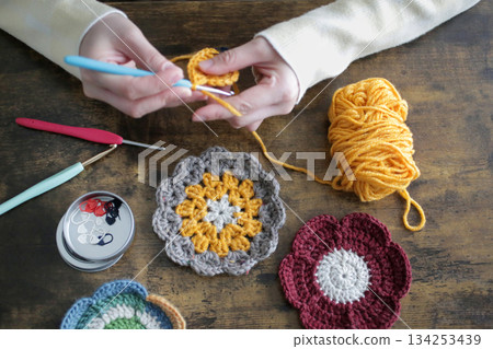 一位婦女的雙手和她用羊毛編織的作品 134253439