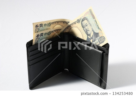 Wallet and 1,000 yen coins 134253480