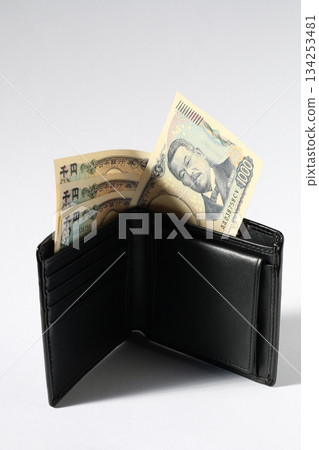 Wallet and 1,000 yen coins 134253481