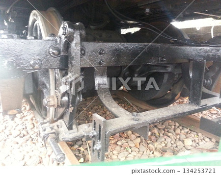 莫哈列車的鏽跡斑斑的鐵軌和車輪 134253721