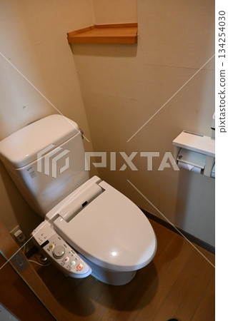 配備加熱馬桶座圈(衛洗麗)的日式馬桶 配備加熱馬桶座圈(衛洗麗)的日式馬桶 134254030