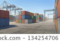 港口物流廣場上，色彩繽紛的裝卸貨櫃整齊排列。 134254706
