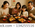 一家三代人圍坐在禦節料理旁，歡慶新年，臉上洋溢著幸福的笑容。 134255516