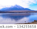 從山中湖看到的晴朗的冬天天空和富士山 134255658