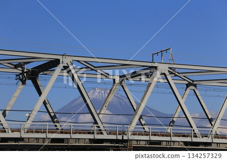 新幹線和富士山 134257329