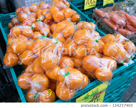 蔬果店裡擺放著一排橘子。 134257403