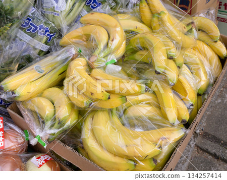 蔬果店裡擺放著一排香蕉 134257414