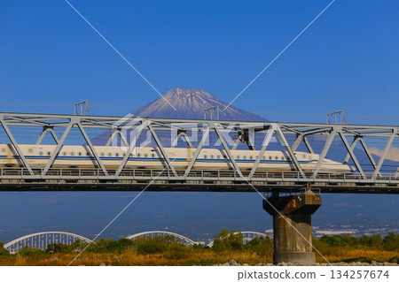 新幹線和富士山 134257674