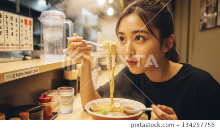 一位每月犒賞自己吃一碗拉麵的女性 134257756