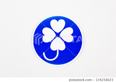 白色背景上的殘障標誌（殘障標誌、三葉草標誌） 134258023