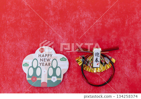 「新年快樂」和水引，紅色背景 134258374