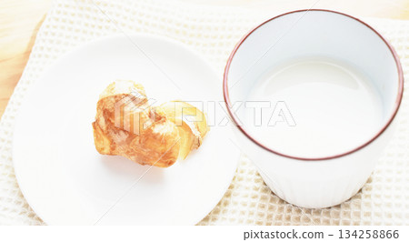 喝杯熱薑蜂蜜牛奶暖暖身子 喝杯熱薑蜂蜜牛奶暖暖身子 134258866