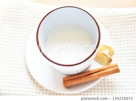 喝杯熱薑蜂蜜牛奶暖暖身子 喝杯熱薑蜂蜜牛奶暖暖身子 134258873