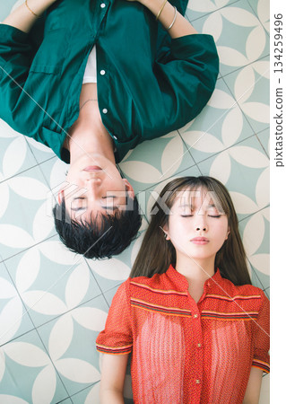 Men and women with their eyes closed 134259496