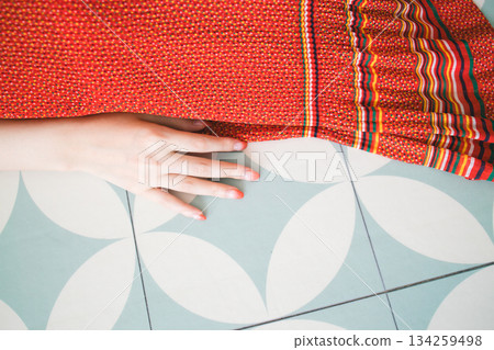 被釘牢的婦女的手 被釘牢的婦女的手 134259498