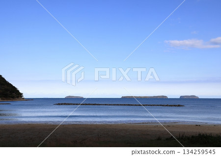 The Sea of Japan and remote islands seen from Kikugahama The Sea of Japan and remote islands seen from Kikugahama 134259545