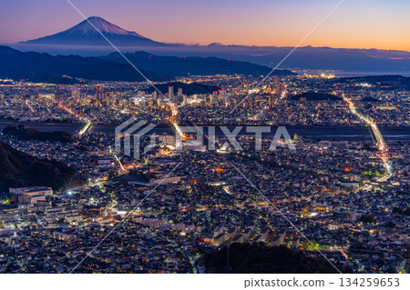 [Shizuoka Prefecture] Shizuoka City and Mt. Fuji before dawn 134259653
