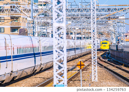 日本橫濱的城市景觀：無數架空電線和鐵軌…“黃博士”，守護著新幹線安全的眼睛。左側是N700S型列車。 134259763