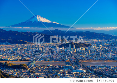 [Shizuoka Prefecture] The cityscape of Shizuoka City and Mount Fuji shining in the morning light 134259895