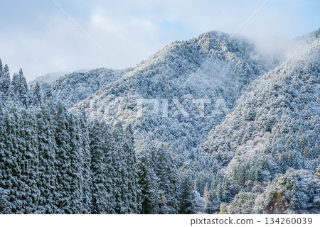 Snow-covered mountain range (Nakayama Shichiri, along the Hida River, Gero City, Gifu Prefecture) Snow-covered mountain range (Nakayama Shichiri, along the Hida River, Gero City, Gifu Prefecture) 134260039