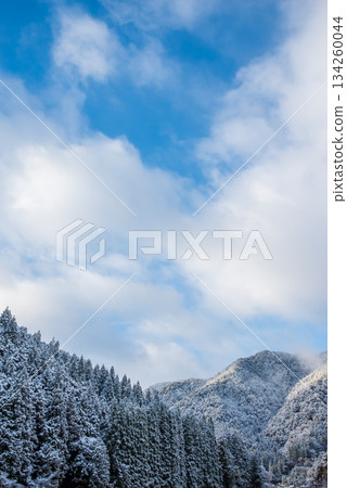 白雪皚皚的山脈（中山七里，位於岐阜縣下呂市飛驒川沿岸） 134260044