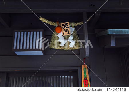 京都，屋簷下笑臉迎人的門飾 134260116