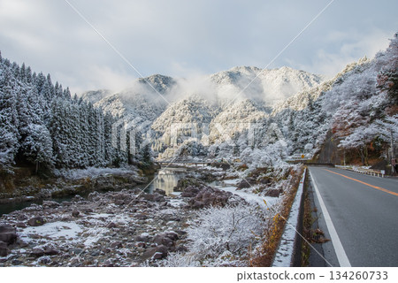 Snow-capped mountains and the Hida River (Nakayama Shichiri, along the Hida River, Gero City, Gifu Prefecture) 134260733