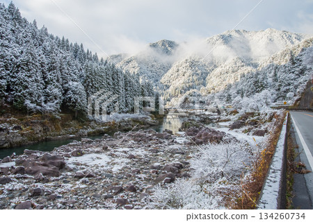 Snow-capped mountains and the Hida River (Nakayama Shichiri, along the Hida River, Gero City, Gifu Prefecture) 134260734