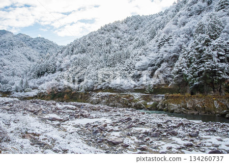 Snow-capped mountains and the Hida River (Nakayama Shichiri, along the Hida River, Gero City, Gifu Prefecture) 134260737