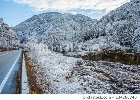 白雪皚皚的山峰和飛驒川（中山七里，位於岐阜縣下呂市飛驒川沿岸） 134260740