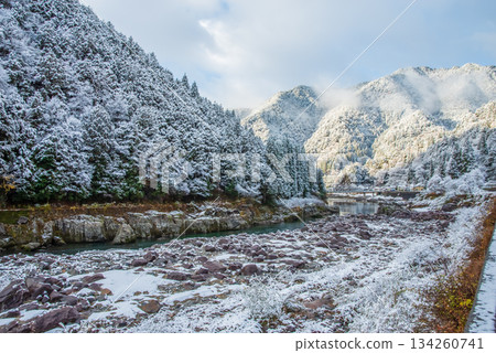 白雪皚皚的山峰和飛驒川(中山七里,位於岐阜縣下呂市飛驒川沿岸) 白雪皚皚的山峰和飛驒川(中山七里,位於岐阜縣下呂市飛驒川沿岸) 134260741