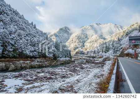 白雪皚皚的山峰和飛驒川(中山七里,位於岐阜縣下呂市飛驒川沿岸) 白雪皚皚的山峰和飛驒川(中山七里,位於岐阜縣下呂市飛驒川沿岸) 134260742