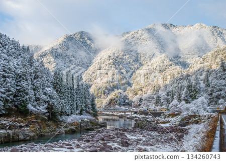 白雪皚皚的山峰和飛驒川（中山七里，位於岐阜縣下呂市飛驒川沿岸） 134260743