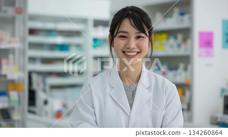 在一家支持社區醫療保健的藥房工作的女藥劑師，這份工作很有成就感。 134260864