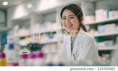 一名女員工正在藥局核對處方並配藥。 一名女員工正在藥局核對處方並配藥。 134260865