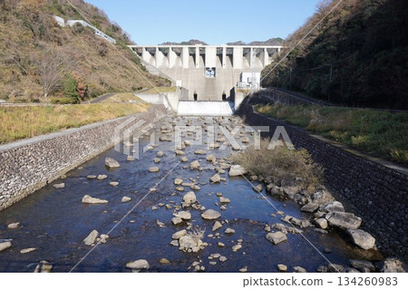 苫田水壩是一座位於岡山縣吉井川上游的混凝土重力壩。 苫田水壩是一座位於岡山縣吉井川上游的混凝土重力壩。 134260983