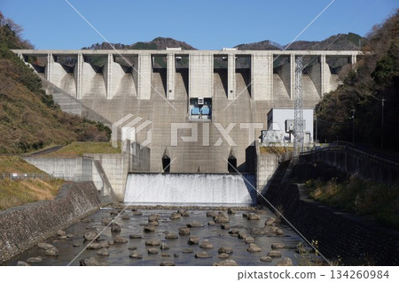 苫田水壩是一座位於岡山縣吉井川上游的混凝土重力壩。 苫田水壩是一座位於岡山縣吉井川上游的混凝土重力壩。 134260984