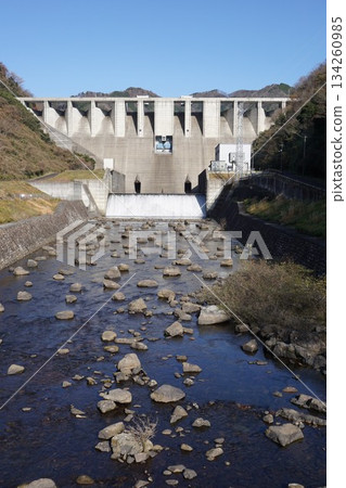 苫田水壩是一座位於岡山縣吉井川上游的混凝土重力壩。 134260985