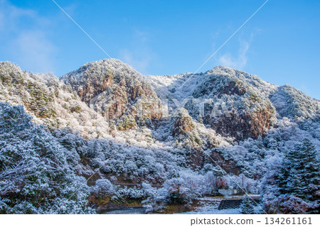 雪覆蓋的屏風岩（岐阜縣下呂市增田川沿岸的中山七里） 134261161
