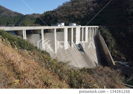 苫田水壩是一座位於岡山縣吉井川上游的混凝土重力壩。 苫田水壩是一座位於岡山縣吉井川上游的混凝土重力壩。 134261288