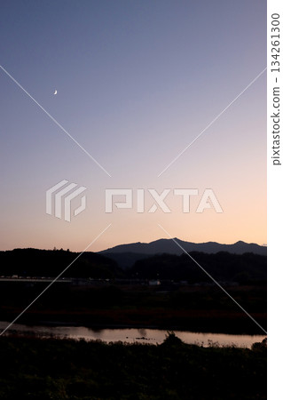 一輪新月漂浮在暮色的天空 134261300