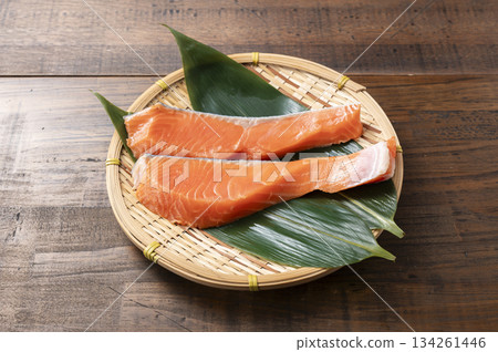 三文魚片 134261446