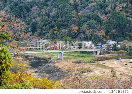 京都府笠置町，初冬的木津川笠置大橋 134261571