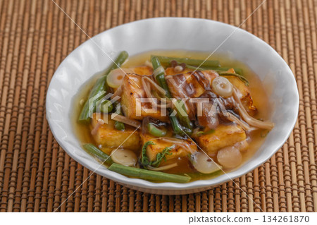 Deep-fried tofu with wild vegetables in a thick sauce Deep-fried tofu with wild vegetables in a thick sauce 134261870
